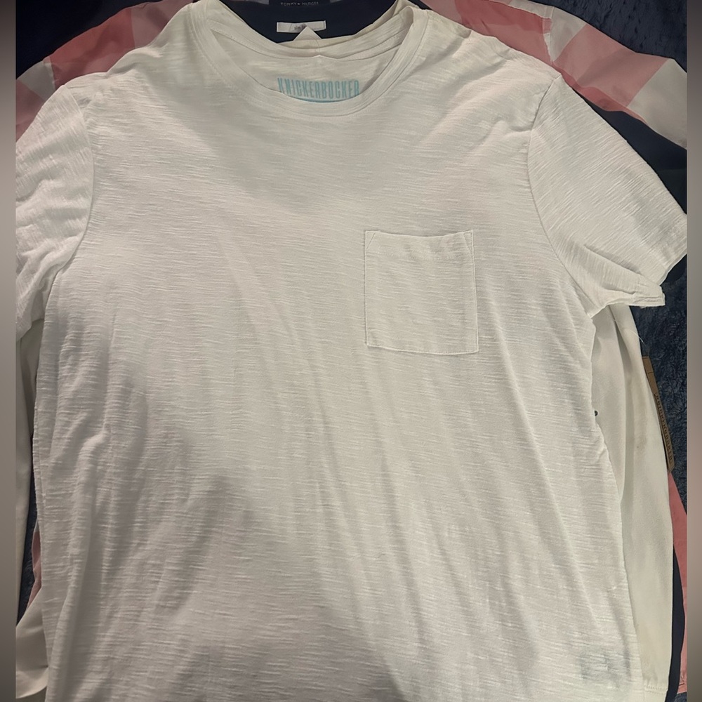 KNICKERBOCKER PLAIN WHITE TEE SHIRT. SIZE MEDIUM. COLOR WHITE